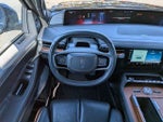 2025 Navigator L Thumbnail 18