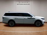 2025 Navigator L Thumbnail 4