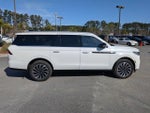 2025 Navigator L Thumbnail 3