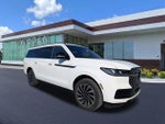 2025 Navigator L Thumbnail 2