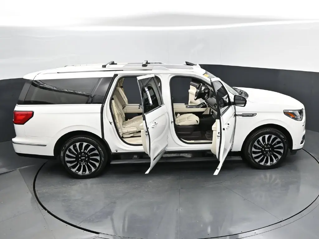 2021 Lincoln Navigator - $41,898