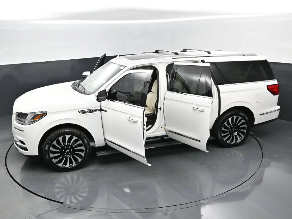 2021 Lincoln Navigator - $41,898