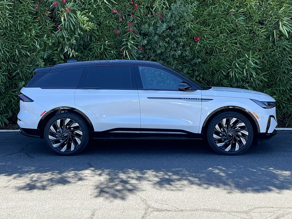 2025 Lincoln Nautilus - $69,988