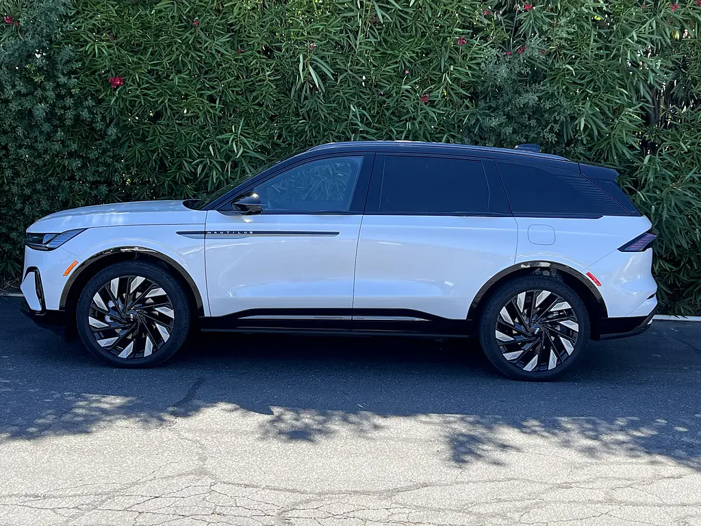 2025 Lincoln Nautilus - $69,988