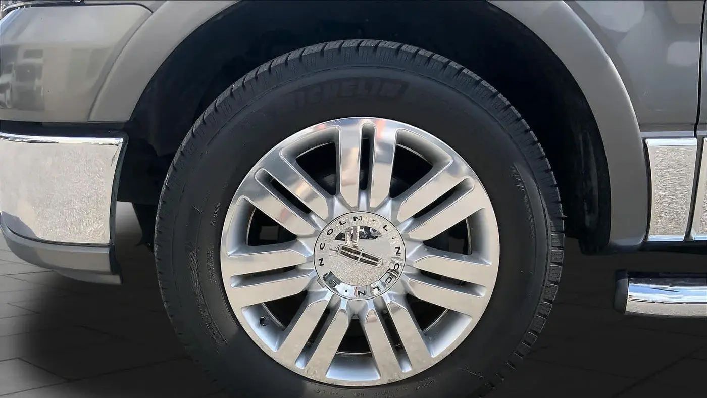 2006 Lincoln Mark LT Base