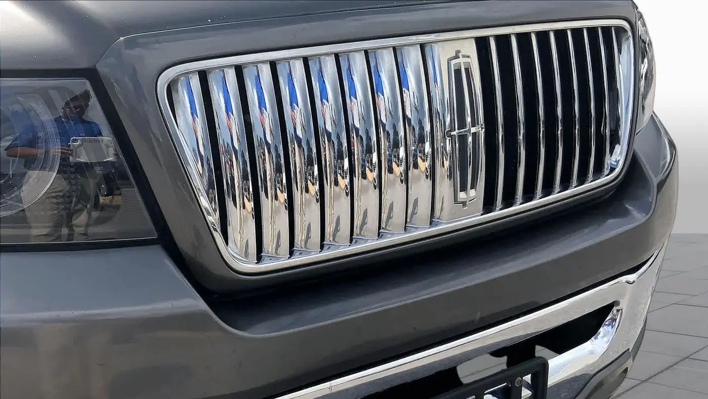 2006 Lincoln Mark LT Base