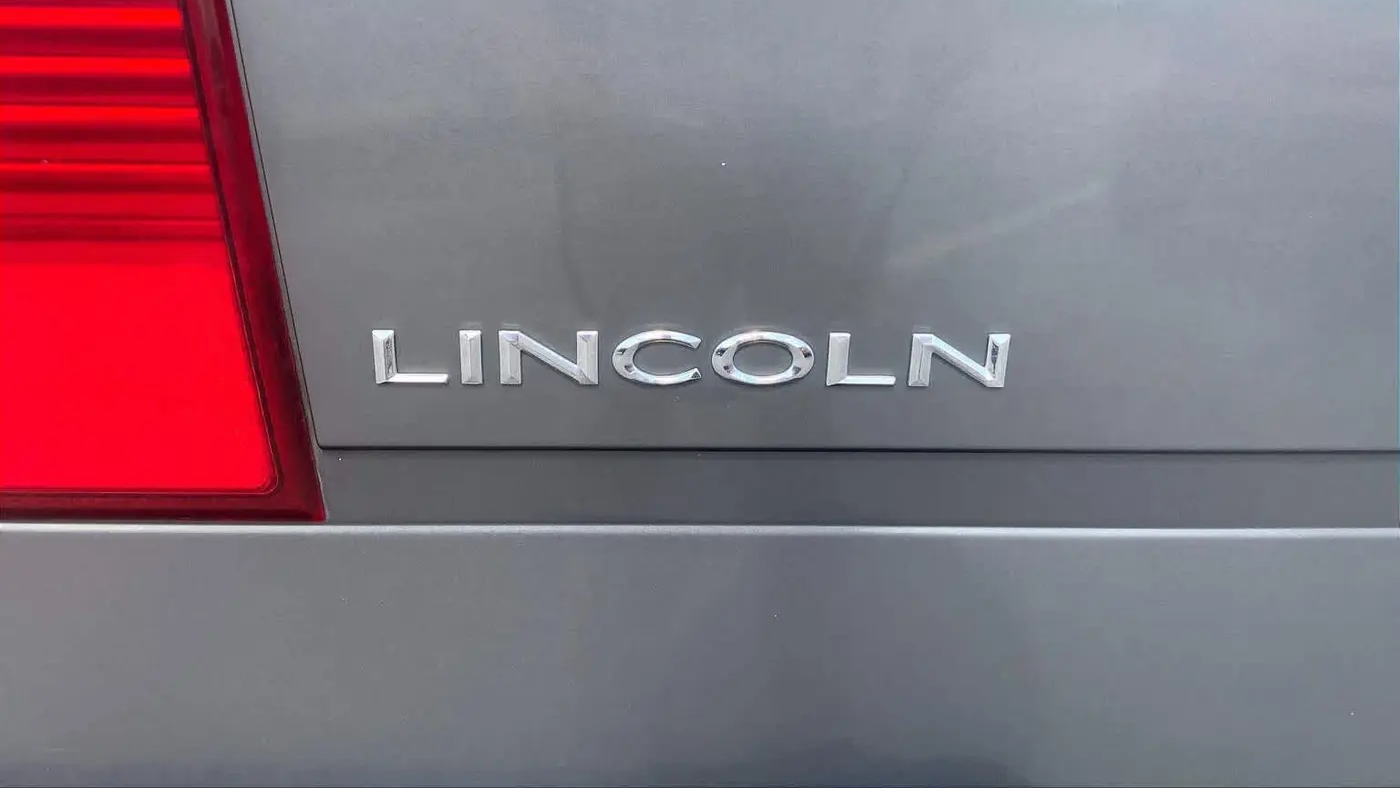 2006 Lincoln Mark LT Base