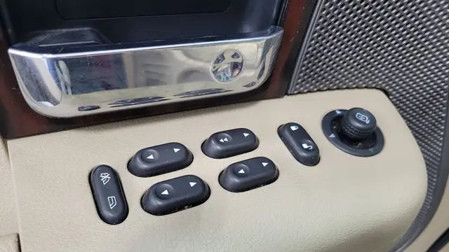 2006 Lincoln Mark LT Base
