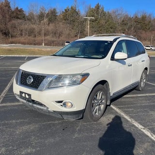 2016 Nissan Pathfinder with Pearl White Exterior