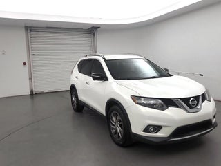 2014 Nissan Rogue with Moonlight White Exterior