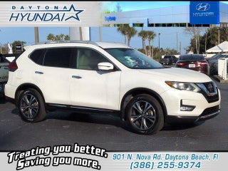 2018 Nissan Rogue with Pearl White Exterior