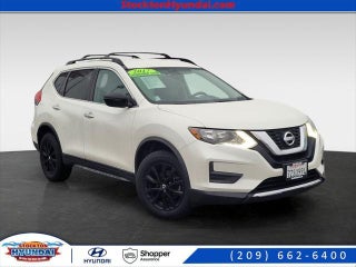2017 Nissan Rogue with Pearl White Exterior