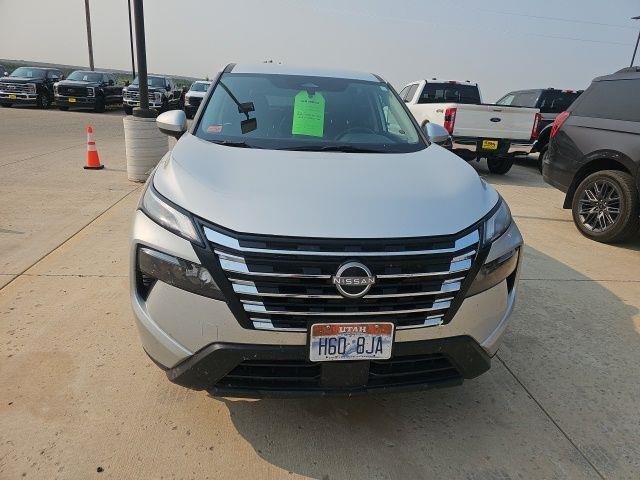 2025 Nissan Rogue SV — photo 1 of 12