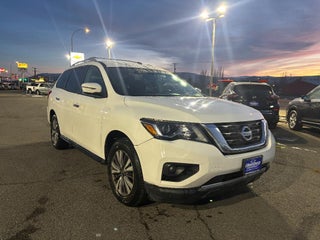 2017 Nissan Pathfinder with Glacier White Exterior