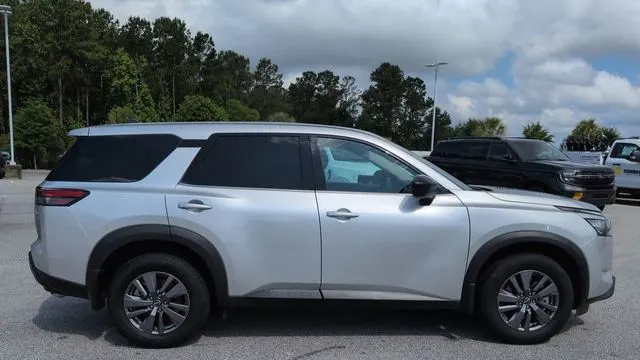 2025 Nissan Pathfinder S