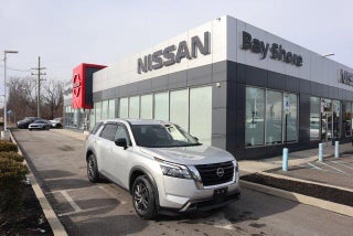 2023 Nissan Pathfinder with Brilliant Silver Metallic Exterior