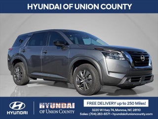 2023 Nissan Pathfinder with Gun Metallic Exterior