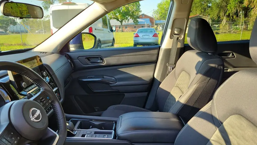 2024 Nissan Pathfinder SV