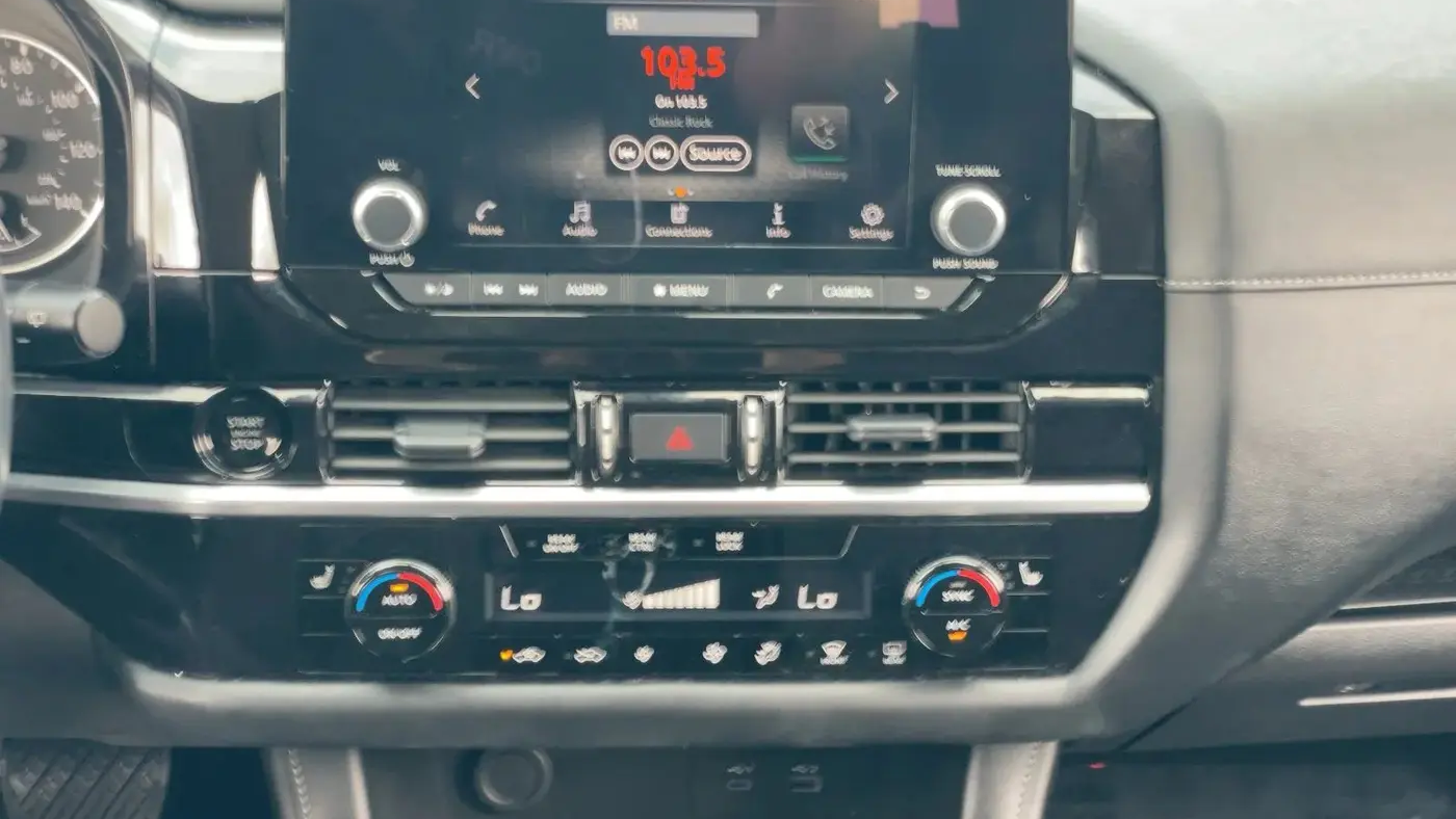2025 Nissan Pathfinder SV