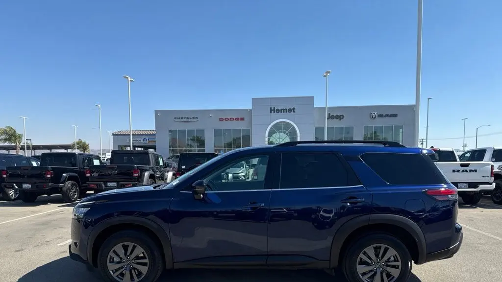 2024 Nissan Pathfinder SV