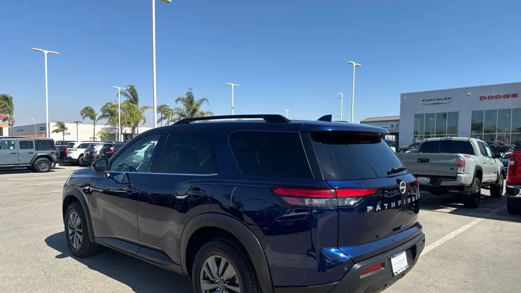 2024 Nissan Pathfinder SV