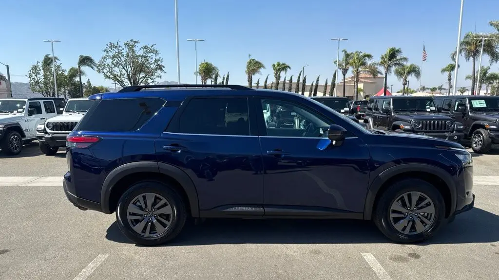 2024 Nissan Pathfinder SV