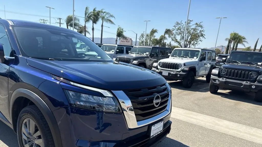 2024 Nissan Pathfinder SV