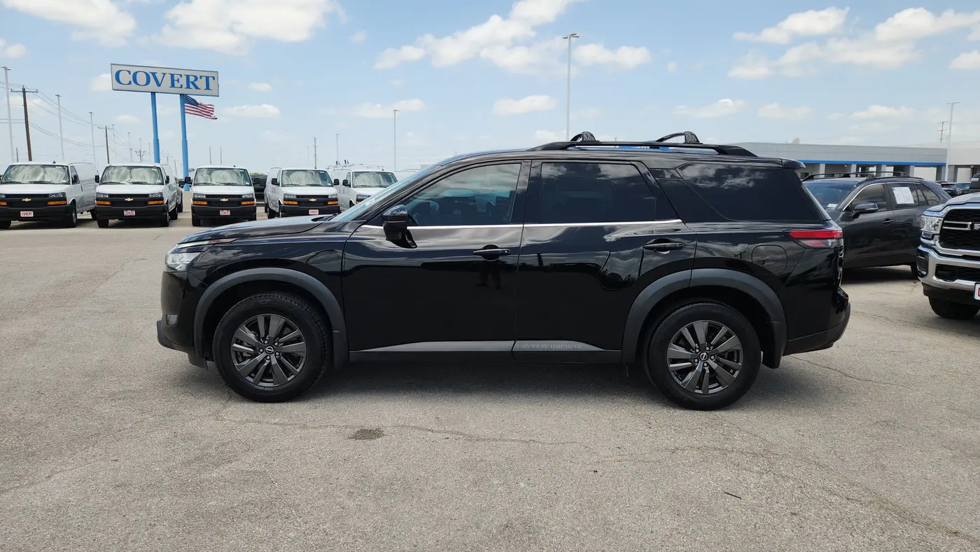 2022 Nissan Pathfinder SV