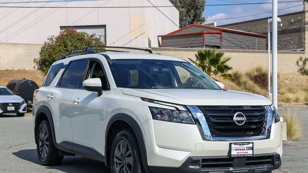 2024 Nissan Pathfinder SV