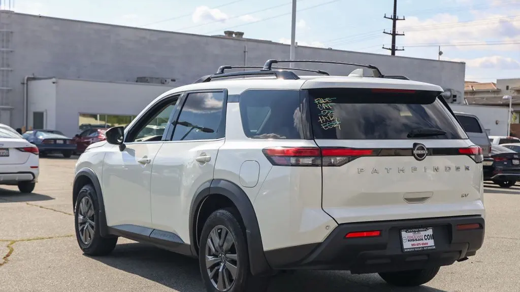 2024 Nissan Pathfinder SV
