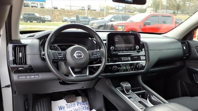 2025 Nissan Pathfinder SV