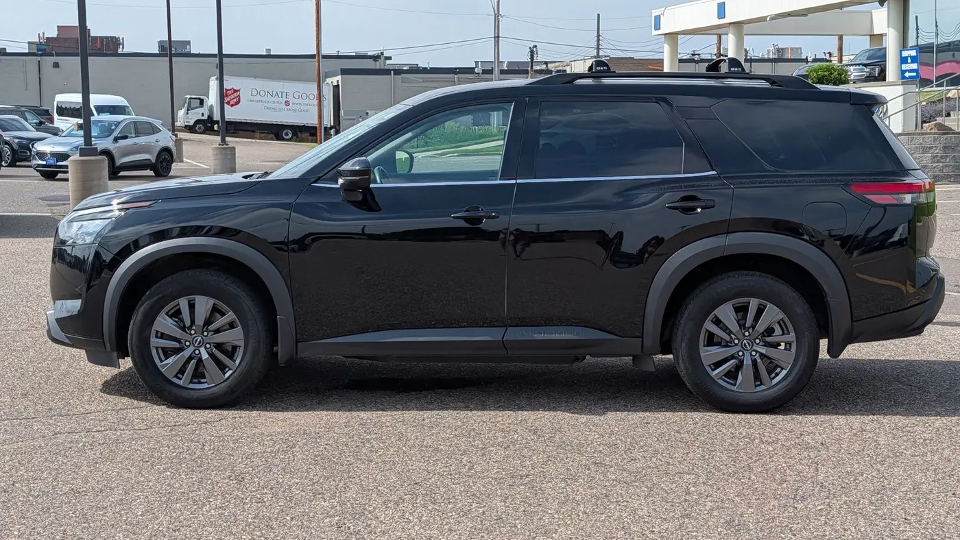 2023 Nissan Pathfinder SV