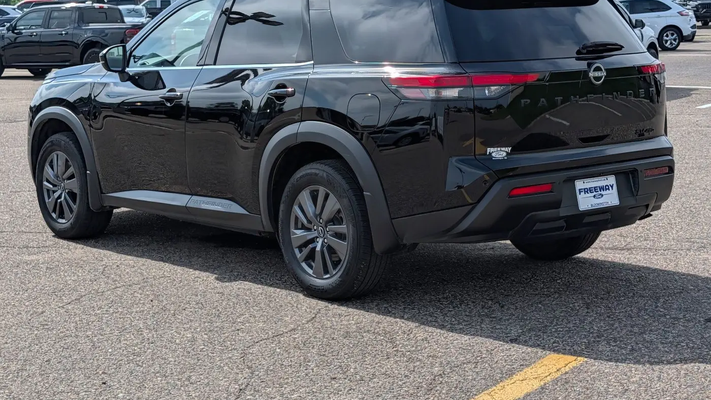 2023 Nissan Pathfinder SV