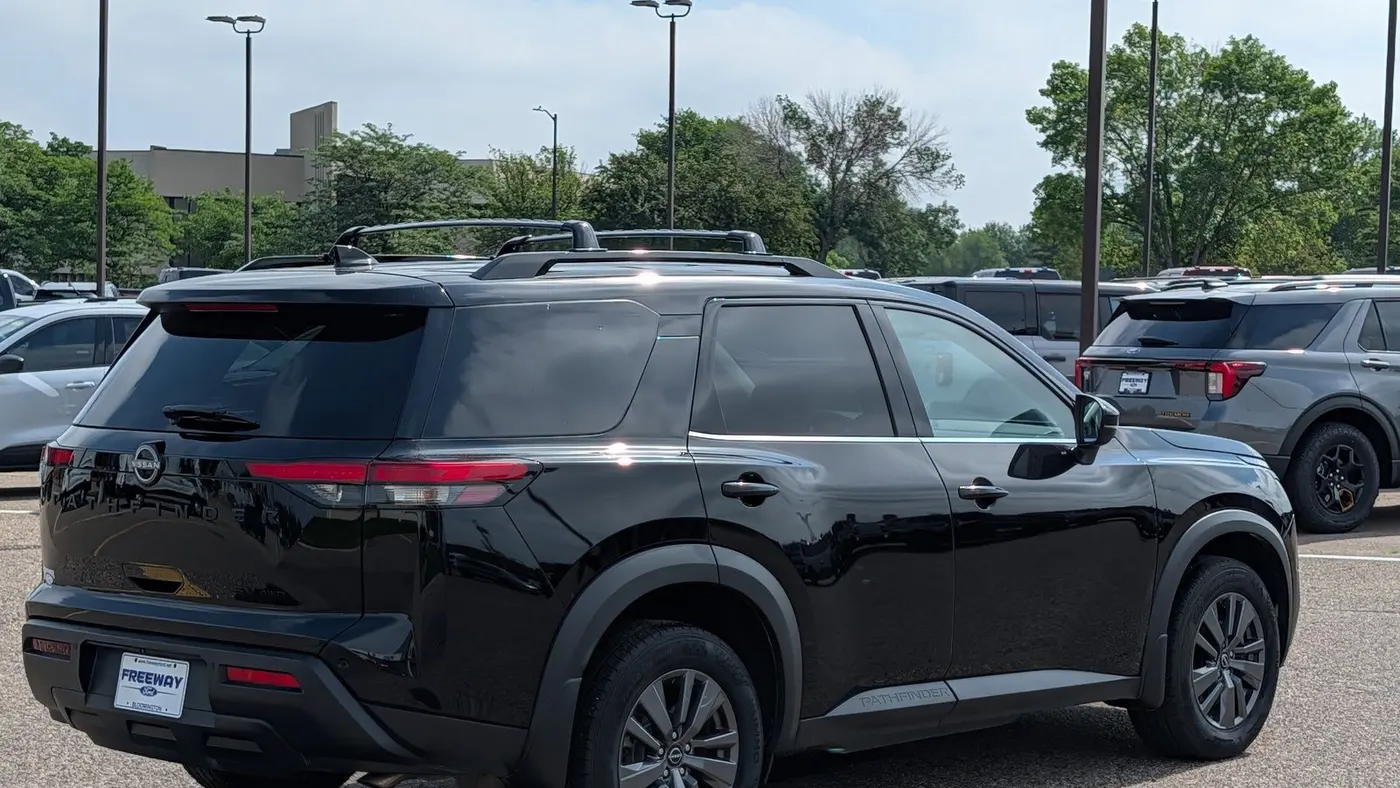2023 Nissan Pathfinder SV