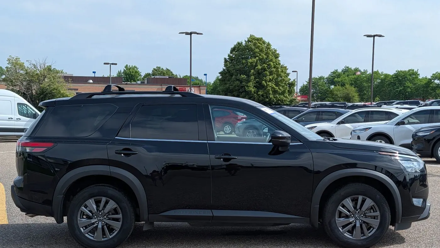 2023 Nissan Pathfinder SV