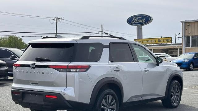 2025 Nissan Pathfinder SV