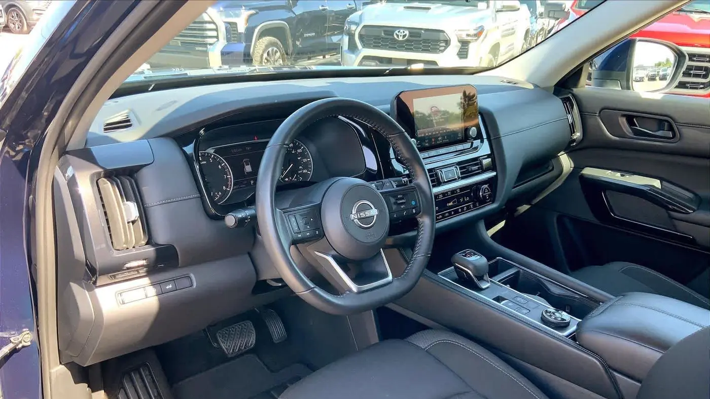 2025 Nissan Pathfinder SV