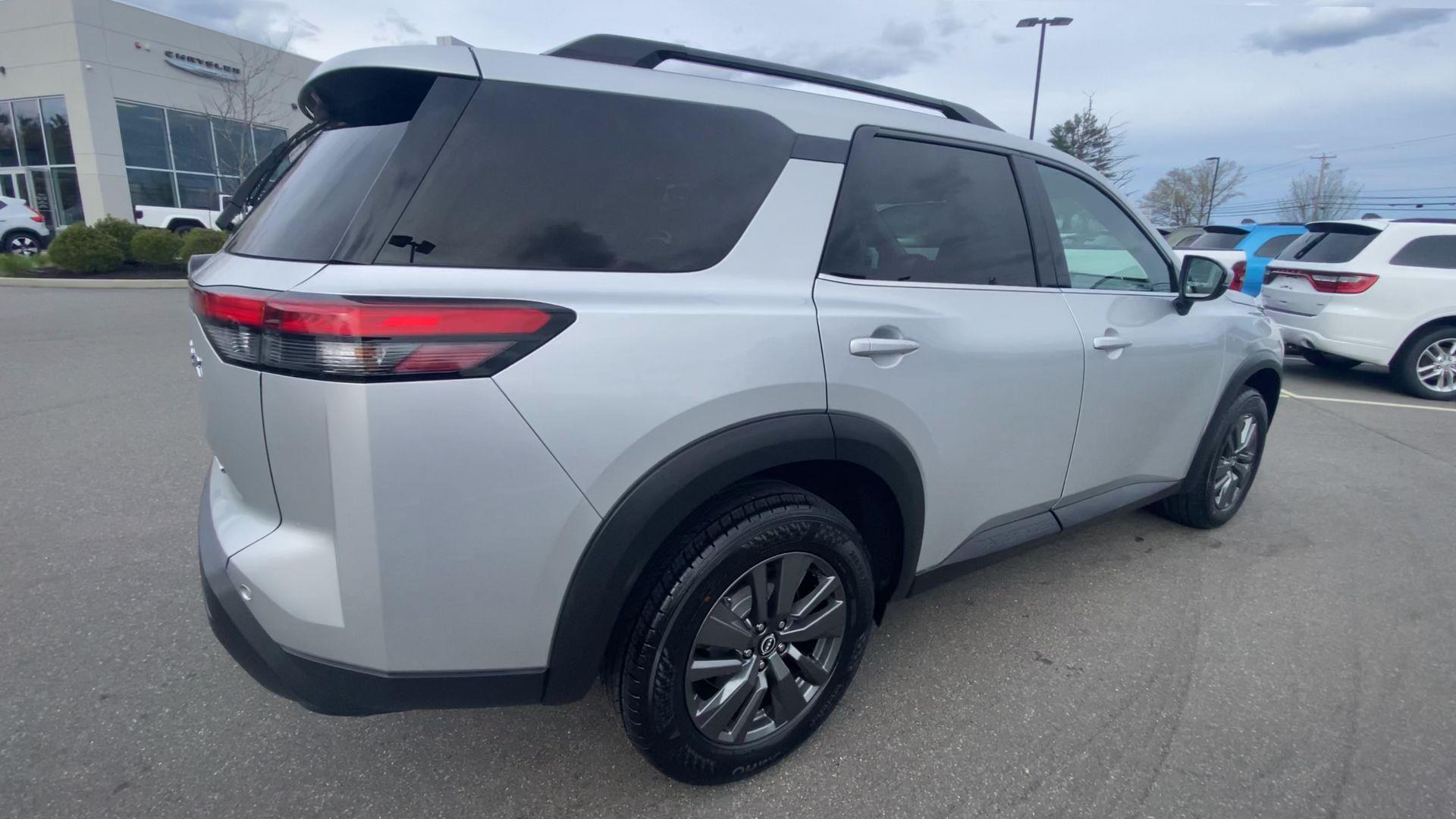 2024 Nissan Pathfinder SV