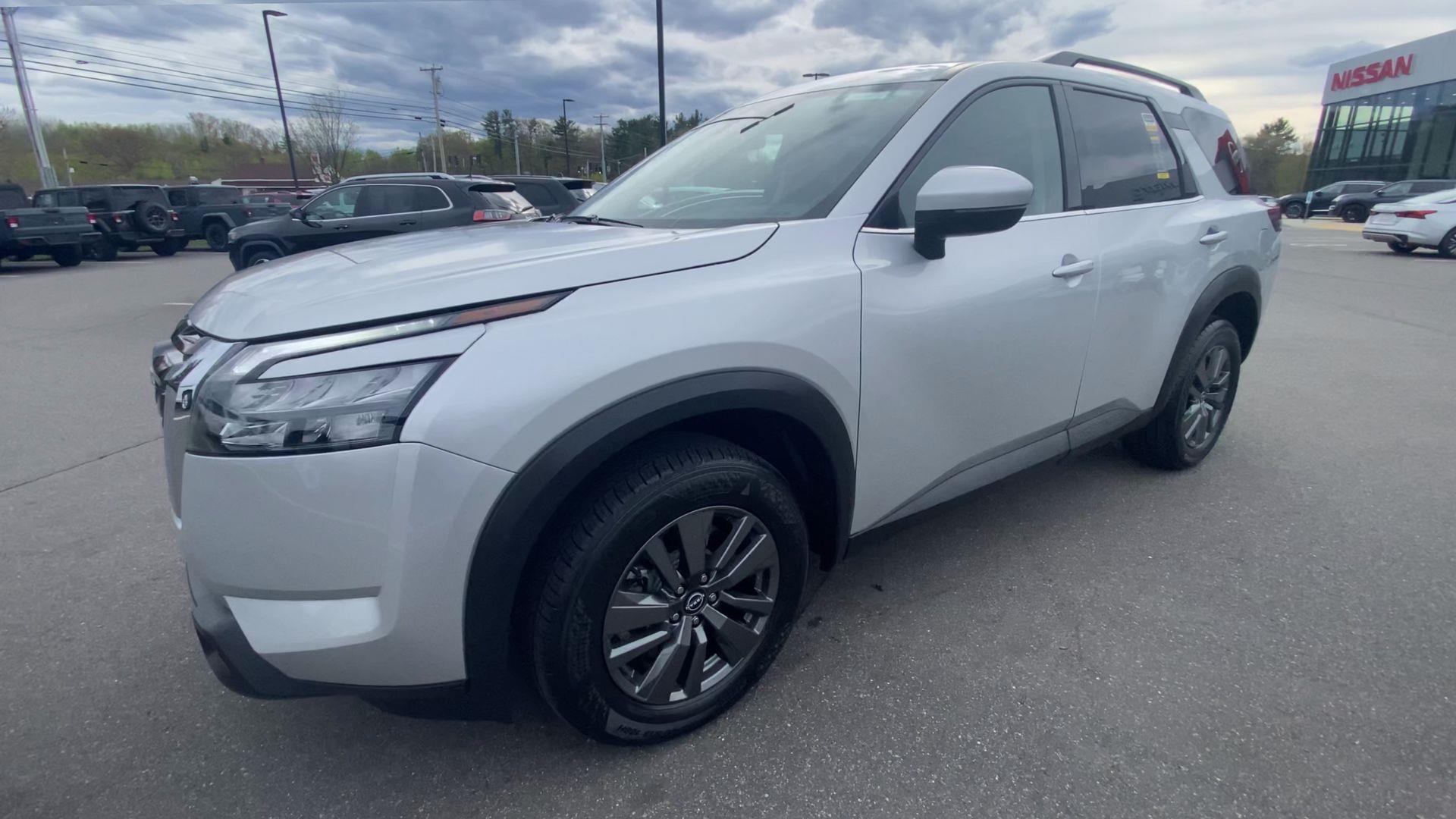 2024 Nissan Pathfinder SV