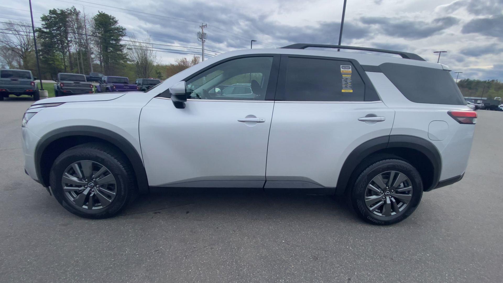 2024 Nissan Pathfinder SV