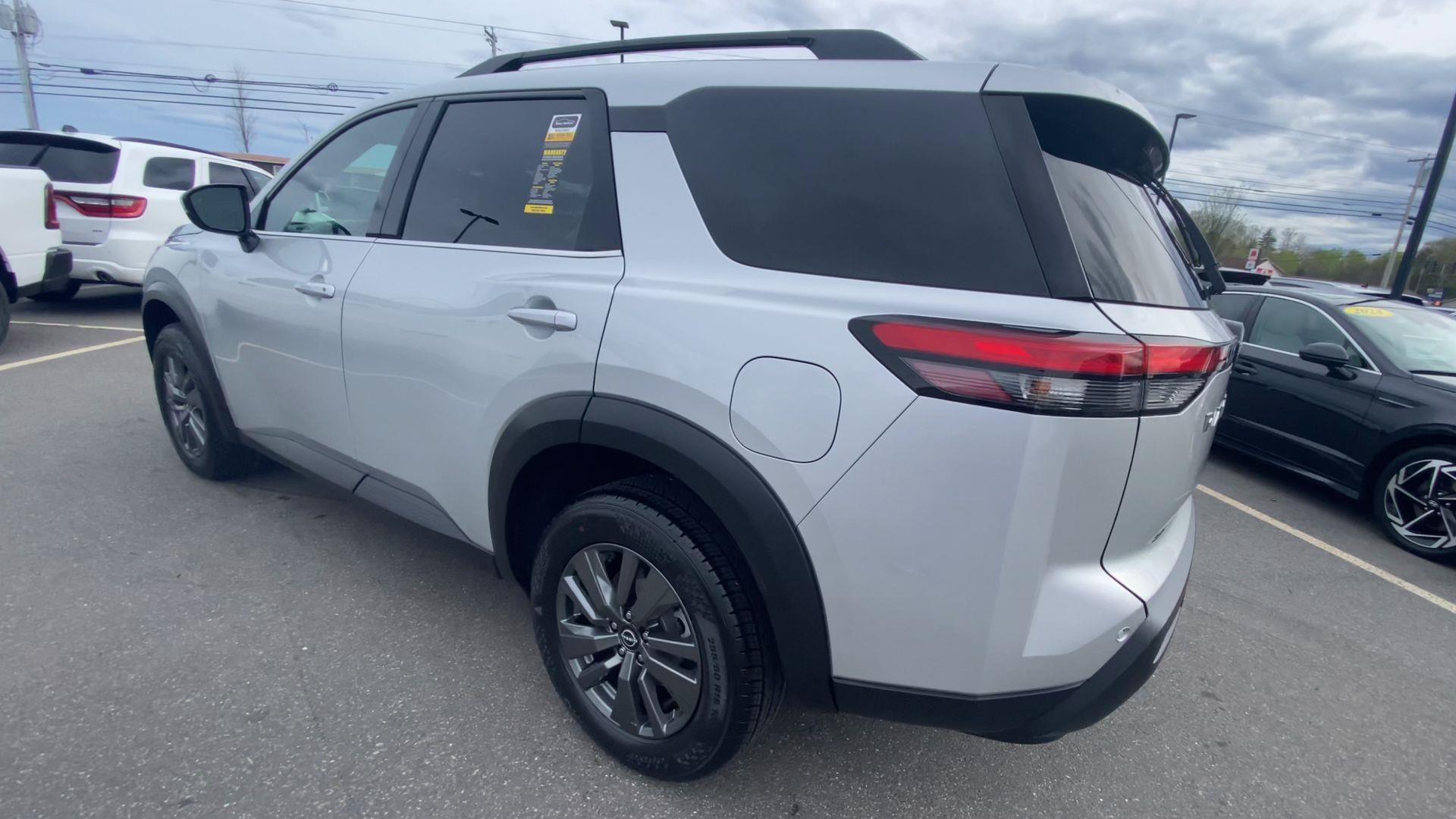 2024 Nissan Pathfinder SV