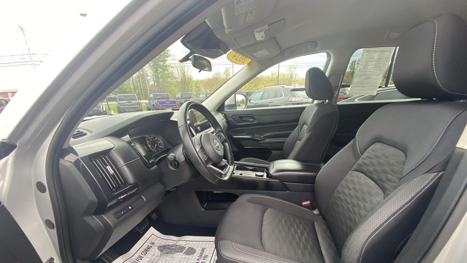 2024 Nissan Pathfinder SV