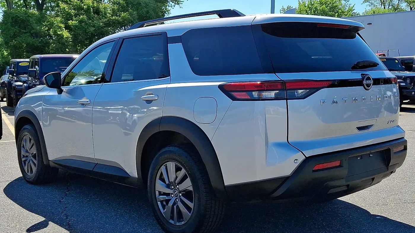 2024 Nissan Pathfinder SV
