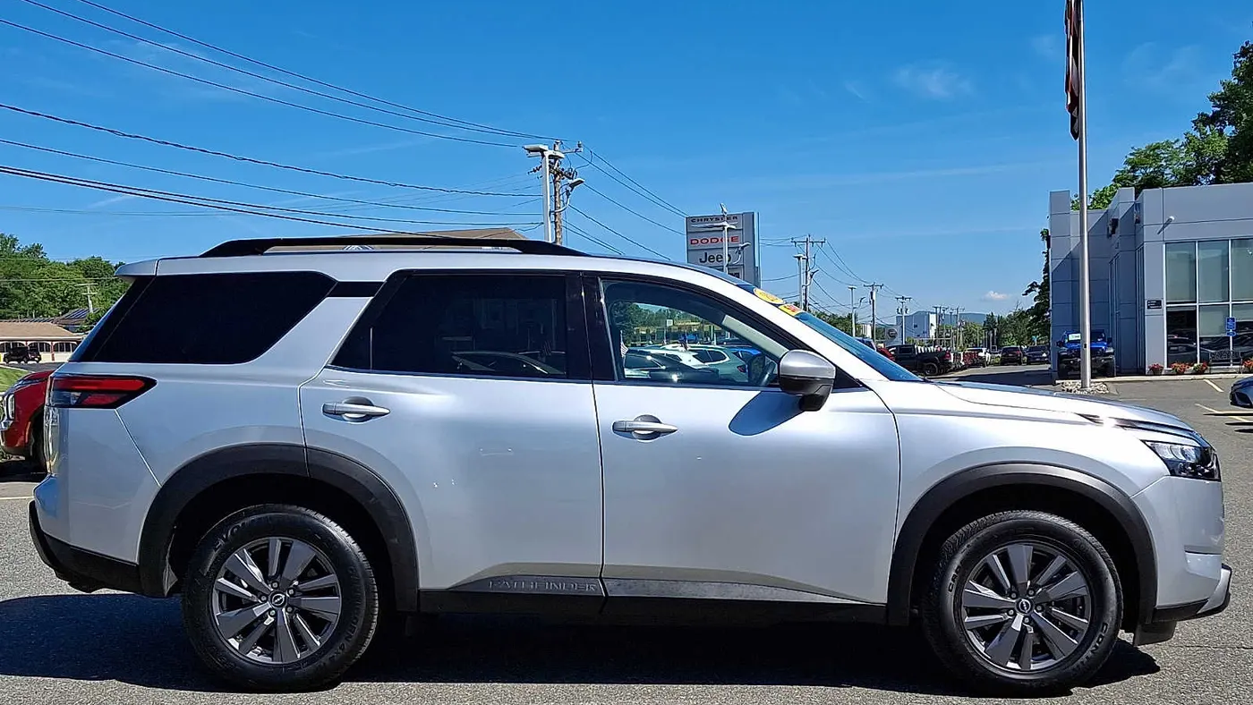 2024 Nissan Pathfinder SV