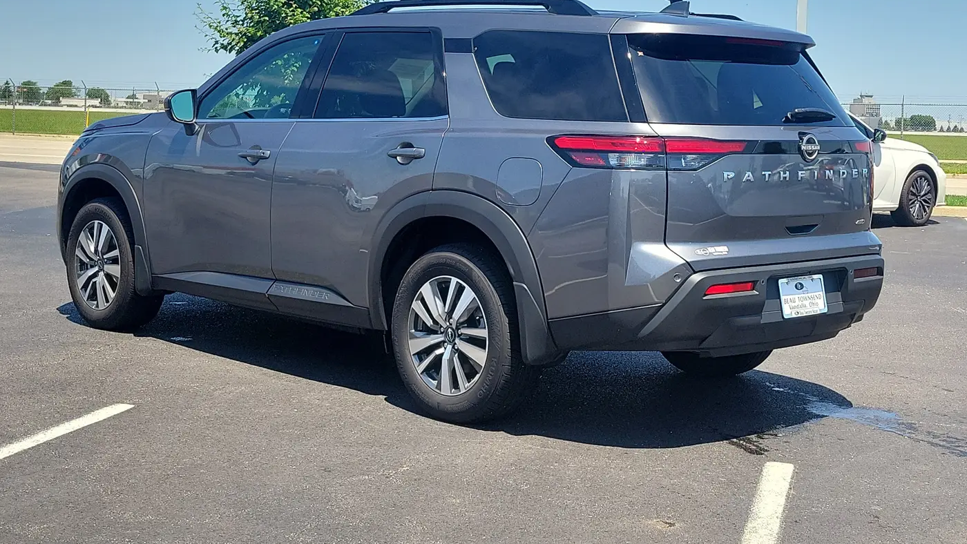 2025 Nissan Pathfinder SV