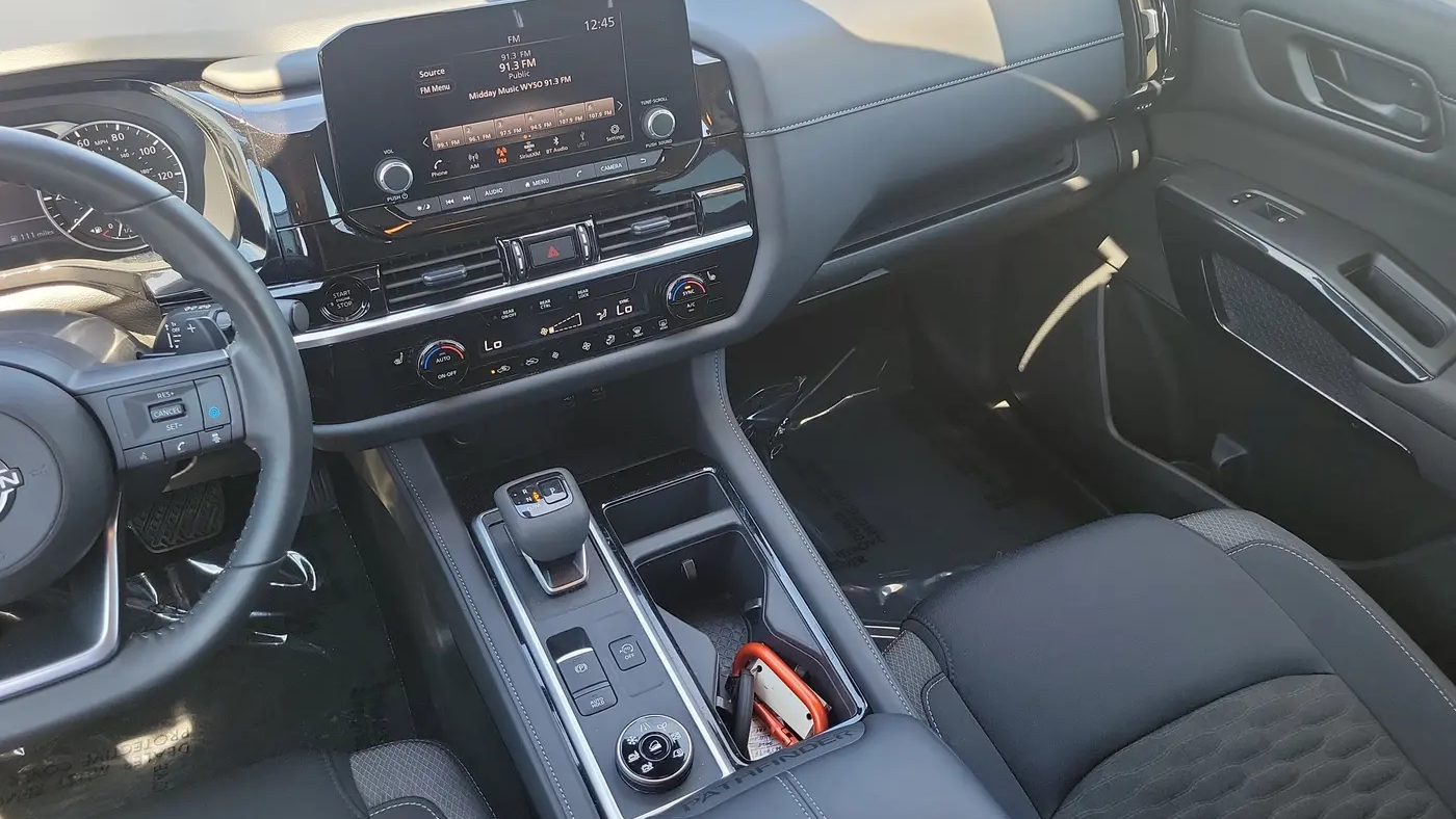 2025 Nissan Pathfinder SV