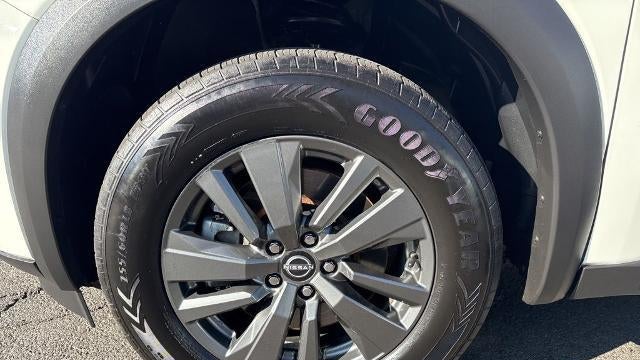 2023 Nissan Pathfinder SV