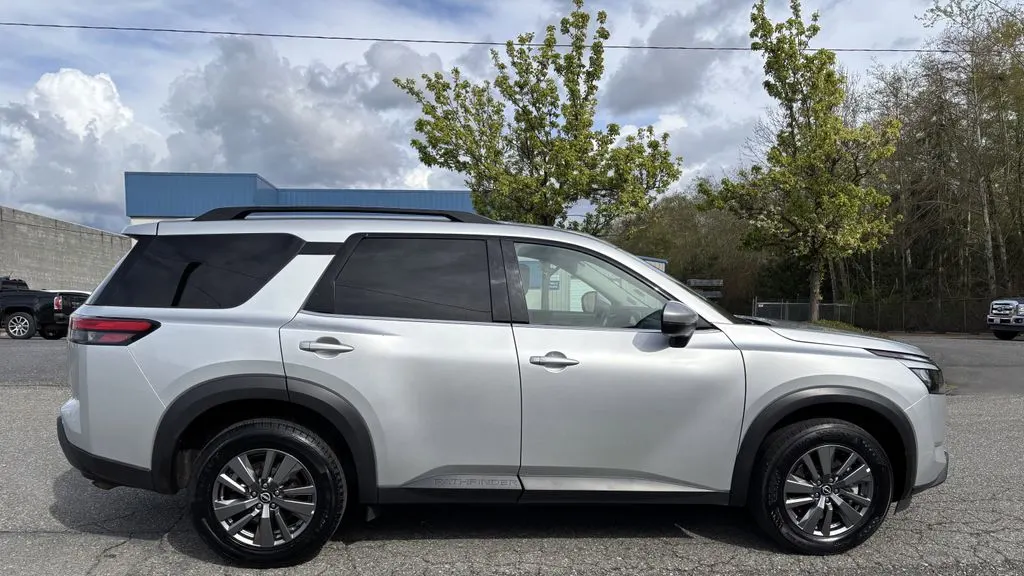 2025 Nissan Pathfinder SV
