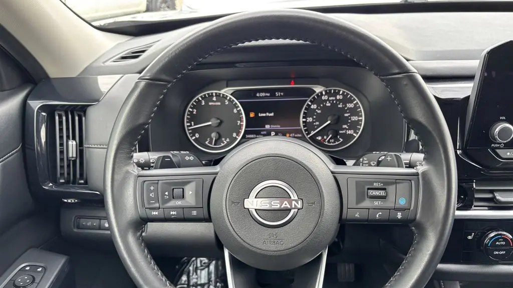 2025 Nissan Pathfinder SV