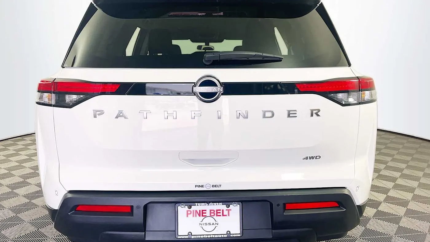 2025 Nissan Pathfinder SV